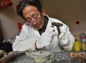 Elderly Man Resigns as Teacher to Make Ink Stone Art