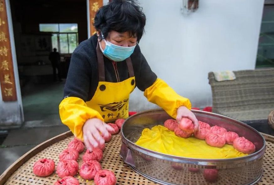woman preparing baozi in china