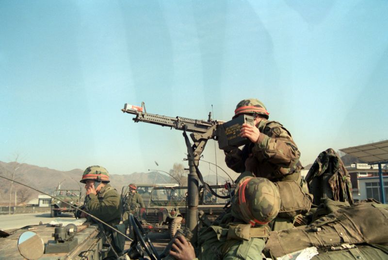 south korean soldiers operating machine gun